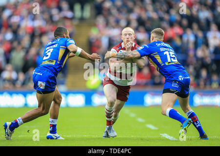 14 giugno 2019 , Smeraldo Headingley Stadium, Inghilterra; Betfred Super League, rotonda 18, Leeds Rhinos Vs Wigan Warriors ; Laim Farrell (12) di Wigan Warriors è affrontato da Liam Sutcliffe (15) di Leeds rinoceronti Credito: Mark Cosgrove/news immagini Foto Stock