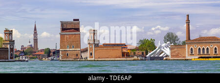 Venezia Italia - 25 Maggio 2019: Biennale Arte 2019 scultura gigante di mani bianche chiamati a costruire ponti di Lorenzo Quin all'ingresso dell'Arsenale Foto Stock