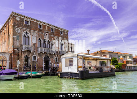 Venezia Italia - 26 Maggio 2019: vaporetto ACTV fermata da Mula All'isola di Murano, famosa per il suo vetro. Foto Stock