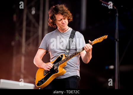 Firenze, Italia. 14 Giugno, 2019. Iain Archer, il chitarrista del gruppo scozzese Snow Patrol, esecuzione dal vivo sul palco a rocce di Firenze festival 2019 a Firenze, Italia, apertura per Ed Sheeran Credito: Alessandro Bosio/Pacific Press/Alamy Live News Foto Stock