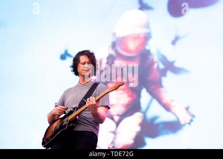 Firenze, Italia. 14 Giugno, 2019. Iain Archer, il chitarrista del gruppo scozzese Snow Patrol, esecuzione dal vivo sul palco a rocce di Firenze festival 2019 a Firenze, Italia, apertura per Ed Sheeran Credito: Alessandro Bosio/Pacific Press/Alamy Live News Foto Stock