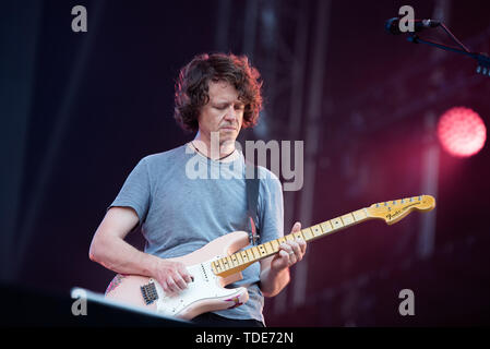 Firenze, Italia. 14 Giugno, 2019. Iain Archer, il chitarrista del gruppo scozzese Snow Patrol, esecuzione dal vivo sul palco a rocce di Firenze festival 2019 a Firenze, Italia, apertura per Ed Sheeran Credito: Alessandro Bosio/Pacific Press/Alamy Live News Foto Stock