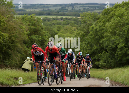 Il team del Canyon Kasia Niewiadoma (seconda a sinistra) come il peloton passa attraverso Burton Dassett Country Park durante la quarta fase dell'energia OVO donna Tour Foto Stock