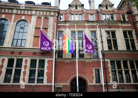 Un orgoglio bandiera si blocca in tra RICS bandiere al di fuori del Royal Institution of Chartered Surveyors (RICS ) edificio nel centro di Londra nella celebrazione di orgoglio a Londra il prossimo mese. Foto Stock