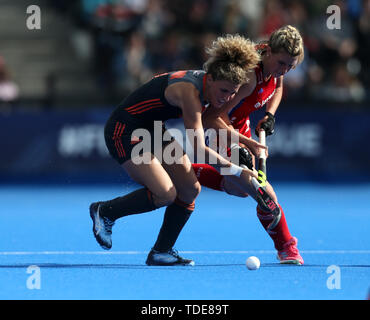 Lily Owsley (a destra) della Gran Bretagna e Maria Verschoor della Olanda combattono per la palla durante la partita della FIH Pro League al Lee Valley Hockey and Tennis Center di Londra. Foto Stock