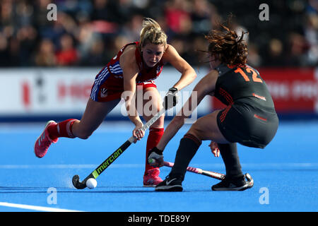 Gran Bretagna Lily Owsley e Netherland's Lidewij Welten battaglia per la sfera durante il connettore FIH Pro League a Lee Valley Hockey e Tennis Centre di Londra. Foto Stock