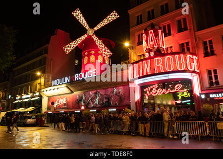 Parigi, Francia, 15 maggio 2019 - Moulin Rouge è un famoso wildmill e cabaret costruito nel 1889 nella localizzazione di Parigi red - luce quartiere di Pigalle Foto Stock