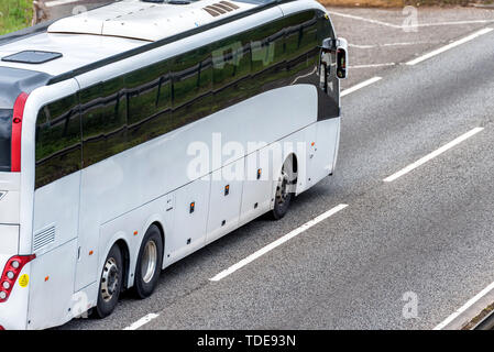 Bus bianco allenatore sulla autostrada del regno unito in movimento veloce Foto Stock