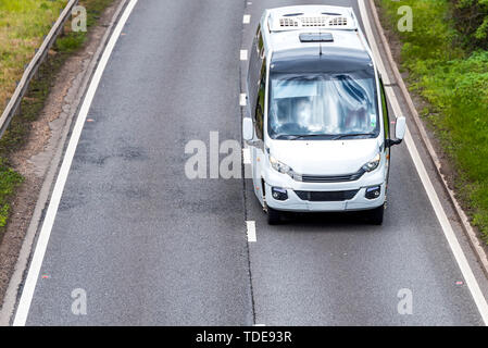 Bus bianco allenatore sulla autostrada del regno unito in movimento veloce Foto Stock