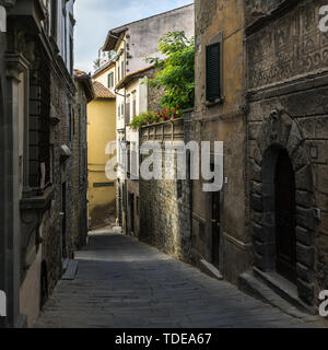 Una tipica stradina in Cortona centro storico. Cortona è una bellissima cittadina medievale in Toscana, Italia Foto Stock