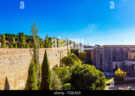 La città di Girona pareti, venerato 9th-secolo le mura della città con passaggi pedonali, torri e scenic punti panoramici della zona, una delle cose migliori da fare in Giron Foto Stock