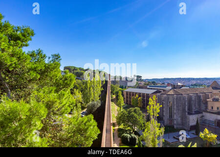 La città di Girona pareti, venerato 9th-secolo le mura della città con passaggi pedonali, torri e scenic punti panoramici della zona, una delle cose migliori da fare in Giron Foto Stock