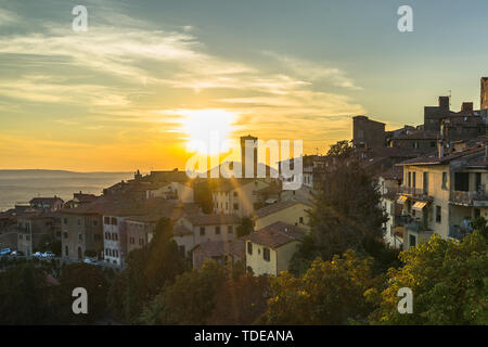 Un suggestivo tramonto su Cortona, una bellissima città medievale in provincia di Arezzo, Toscana, Italia Foto Stock