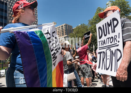 Una manciata di Trump sostenitori cercando di disgregare il rally - Il 15 giugno 2019, una coalizione di gruppi di attivisti detenuti in un rally in Foley Square, New York City chiedendo l impeachment di U.S. Presidente Trump. Congressista Carolyn Maloney ha annunciato che dopo un attento esame, sta andando a chiamare per un inchiesta di impeachment del Presidente degli Stati Uniti d'America. Il rally in New York City era parte di una giornata nazionale di azione e di attivisti svolgono analoghe manifestazioni attraverso gli Stati Uniti. (Foto di Gabriele Holtermann-Gorden/Pacific Stampa) Foto Stock