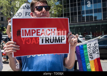 Una manciata di Trump sostenitori cercando di disgregare il rally - Il 15 giugno 2019, una coalizione di gruppi di attivisti detenuti in un rally in Foley Square, New York City chiedendo l impeachment di U.S. Presidente Trump. Congressista Carolyn Maloney ha annunciato che dopo un attento esame, sta andando a chiamare per un inchiesta di impeachment del Presidente degli Stati Uniti d'America. Il rally in New York City era parte di una giornata nazionale di azione e di attivisti svolgono analoghe manifestazioni attraverso gli Stati Uniti. (Foto di Gabriele Holtermann-Gorden/Pacific Stampa) Foto Stock