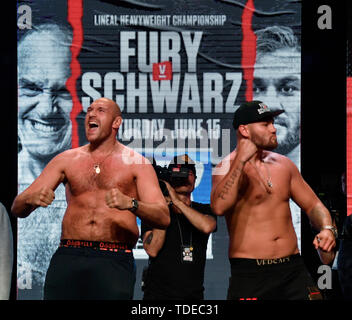 Las Vegas, Stati Uniti d'America. 14 Giugno, 2019. LAS VEGAS, NEVADA - 14 giugno: Boxer Tyson Fury (L) e Tom Schwarz face off durante un cerimoniale di pesare-in al MGM Grand Garden Arena a giugno 14, 2019 a Las Vegas, Nevada. I due si incontrano in un heavyweight bout il 15 giugno al MGM Grand Garden Arena di Las Vegas. Credit: Gene Blevins/ZUMA filo/Alamy Live News Credito: ZUMA Press, Inc./Alamy Live News Foto Stock
