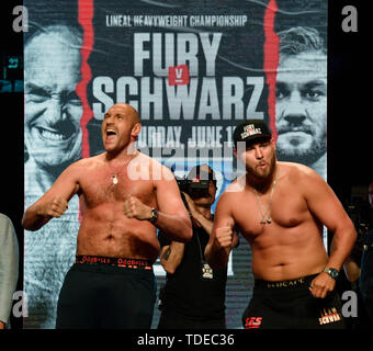 Las Vegas, Stati Uniti d'America. 14 Giugno, 2019. LAS VEGAS, NEVADA - 14 giugno: Boxer Tyson Fury (L) e Tom Schwarz face off durante un cerimoniale di pesare-in al MGM Grand Garden Arena a giugno 14, 2019 a Las Vegas, Nevada. I due si incontrano in un heavyweight bout il 15 giugno al MGM Grand Garden Arena di Las Vegas. Credit: Gene Blevins/ZUMA filo/Alamy Live News Credito: ZUMA Press, Inc./Alamy Live News Foto Stock