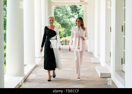 Washington, Stati Uniti d'America. 12 Giugno, 2019. La First Lady Melania Trump passeggiate con la signora Agata Kornhauser-Duda, moglie del Presidente della Polonia Andrzej Duda Mercoledì, 12 giugno 2019, lungo la West Wing colonnato della Casa Bianca di persone: il presidente Donald Trump Credito: tempeste Media Group/Alamy Live News Foto Stock