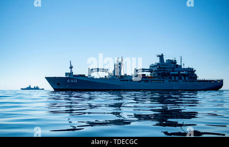 Bornholm, Danimarca. 14 Giugno, 2019. La task force del fornitore "Bonn" viaggia attraverso il Mar Baltico vicino l'isola danese di Bornholm. La nave della Marina Militare Tedesca prende parte alla Nato manovra 'Baltops' sul Mar Baltico. Credito: Axel Heimken/dpa/Alamy Live News Foto Stock