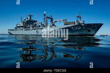 Bornholm, Danimarca. 14 Giugno, 2019. La task force del fornitore "Bonn" viaggia attraverso il Mar Baltico vicino l'isola danese di Bornholm. La nave della Marina Militare Tedesca prende parte alla Nato manovra 'Baltops' sul Mar Baltico. Credito: Axel Heimken/dpa/Alamy Live News Foto Stock