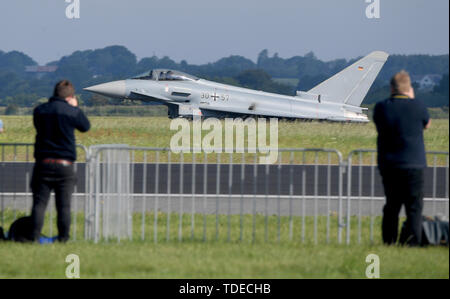 Jagel, Germania. Xiii Giugno, 2019. Visitatori stand all'inizio di un "Eurofighter presso la base aerea Jagel. Più di 40.000 persone sono attese presso la base aerea vicino a Schleswig per la 'Bundeswehr giorno". Credito: Carsten Rehder/dpa/Alamy Live News Foto Stock