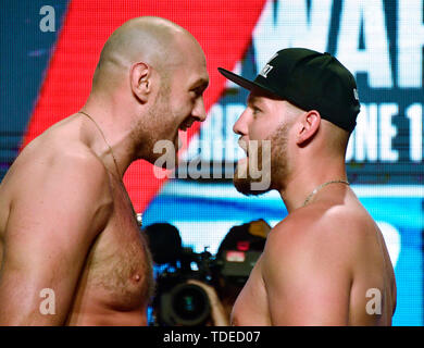 Las Vegas, Stati Uniti d'America. 14 Giugno, 2019. Giugno 14, Las Vegas, Nevada, Stati Uniti: Boxer TYSON FURY e TOM SCHWARZ (R) face off durante un cerimoniale di pesare-in al MGM Grand Garden Arena di Las Vegas, Nevada. I due si incontrano in un heavyweight bout il 15 giugno al MGM Grand Garden Arena. Credit: Gene Blevins/ZUMA filo/Alamy Live News Credito: ZUMA Press, Inc./Alamy Live News Foto Stock