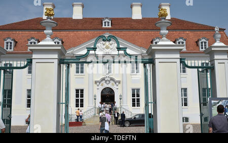 15 giugno 2019, Brandeburgo, Gransee/OT Meseberg: visitatori stand davanti a Meseberg Castello. Il castello è la guest house del governo federale. Il giorno della porta aperta, selezionate le camere al piano terra così come il parco all'Huwenowsee può essere visitato. Foto: Bernd Settnik/dpa-Zentralbild/dpa Foto Stock