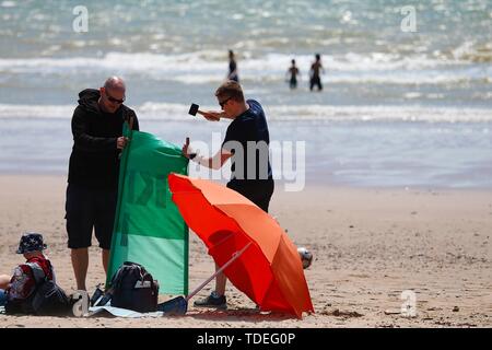 Campanatura, East Sussex, Regno Unito. Il 15 giugno, 2019. Una bella e soleggiata inizio di weekend nella campanatura, East Sussex come la gente arriva al Camber Sands Beach per godere del clima caldo. Credito: Paolo Lawrenson 2019, Photo credit: Paolo Lawrenson/Alamy Live News Foto Stock