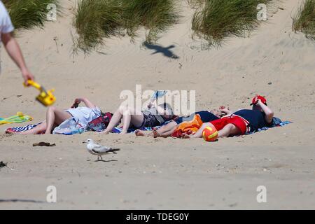 Campanatura, East Sussex, Regno Unito. Il 15 giugno, 2019. Una bella e soleggiata inizio di weekend nella campanatura, East Sussex come la gente arriva al Camber Sands Beach per godere del clima caldo. Credito: Paolo Lawrenson 2019, Photo credit: Paolo Lawrenson/Alamy Live News Foto Stock