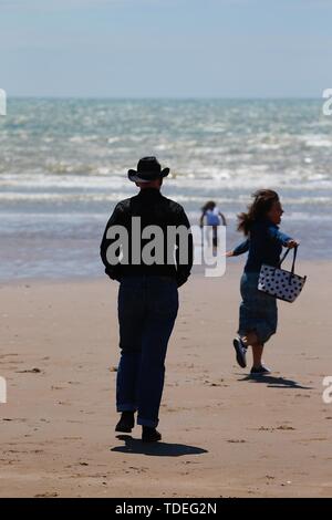 Campanatura, East Sussex, Regno Unito. Il 15 giugno, 2019. Una bella e soleggiata inizio di weekend nella campanatura, East Sussex come la gente arriva al Camber Sands Beach per godere del clima caldo. Credito: Paolo Lawrenson 2019, Photo credit: Paolo Lawrenson/Alamy Live News Foto Stock