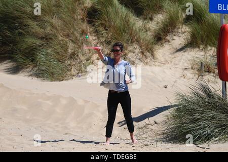 Campanatura, East Sussex, Regno Unito. Il 15 giugno, 2019. Una bella e soleggiata inizio di weekend nella campanatura, East Sussex come la gente arriva al Camber Sands Beach per godere del clima caldo. Amici giocare bat e la sfera sulla spiaggia. Credito: Paolo Lawrenson 2019, Photo credit: Paolo Lawrenson/Alamy Live News Foto Stock