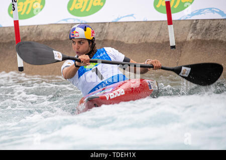 Londra, Regno Unito. Il 15 giugno, 2019. Londra, Regno Unito. Sabato 15 Giugno 2019. Jessica Fox di Australia compete nel Womens K1 Final durante il giorno due del 2019 ICF canoa slalom della Coppa del Mondo a Valley White Water Centro, Credito: Jason Richardson/Alamy Live News Foto Stock