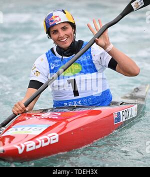 Hertfordshire, Regno Unito. Il 15 giugno 2019. Terzo posto Jessica Fox (AUS) onde per la fotocamera dopo aver attraversato la linea di finitura. 2019 ICF Londra canoa slalom della Coppa del mondo. Lee Valley white water centre. Hertfordshire. Regno Unito. 15/06/2019. Womens K1 Kayak e mens C1 finali e medaglie. Credito: Sport In immagini/Alamy Live News Foto Stock