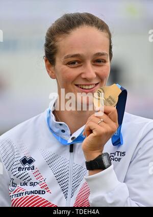 Hertfordshire, Regno Unito. Il 15 giugno 2019. Vincitore del womens K1 Mallory Franklin (GBR) con la sua medaglia d'oro. 2019 ICF Londra canoa slalom della Coppa del mondo. Lee Valley white water centre. Hertfordshire. Regno Unito. 15/06/2019. Womens K1 Kayak e mens C1 finali e medaglie. Credito: Sport In immagini/Alamy Live News Foto Stock