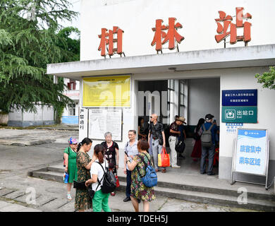 (190615) -- CHONGQING, 15 giugno 2019 (Xinhua) -- I passeggeri sono visti a Bolin Stazione ferroviaria lungo la ferrovia Chengdu-Chongqing, 14 giugno 2019. Il collegamento di Chengdu di sud-ovest della Cina di provincia di Sichuan e Municipalità di Chongqing, 505 km di ferrovie Chengdu-Chongqing è la prima linea ferroviaria assemblati dopo la fondazione della Repubblica popolare cinese. È stato progettato da Cina e costruito con materiali domestici. La costruzione della linea ferroviaria che ha dato dei calci a fuori nel giugno 1950, e l intero progetto è stato finito in due anni, con più di centomila soldati e i civili che lavorano in duri ambientale Foto Stock