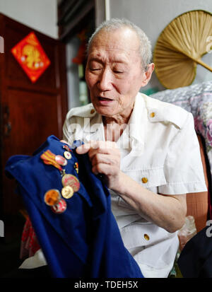 (190615) -- CHONGQING, 15 giugno 2019 (Xinhua) -- Zeng Dehua, un costruttore della ferrovia Chengdu-Chongqing, dimostra i badge commemorativa in Ziyang City, a sud-ovest della Cina di provincia di Sichuan, 13 giugno 2019. Il collegamento di Chengdu di sud-ovest della Cina di provincia di Sichuan e Municipalità di Chongqing, 505 km di ferrovie Chengdu-Chongqing è la prima linea ferroviaria assemblati dopo la fondazione della Repubblica popolare cinese. È stato progettato da Cina e costruito con materiali domestici. La costruzione della linea ferroviaria che ha dato dei calci a fuori nel giugno 1950, e l intero progetto è stato finito in due anni, con mo Foto Stock