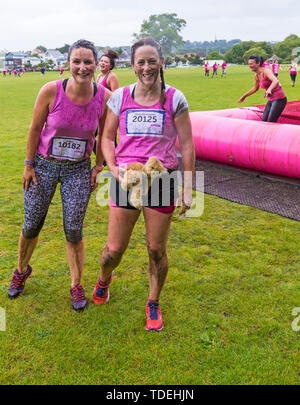 Baiter Park, Poole, Dorset, Regno Unito. Il 15 giugno 2019. Freddo umido giorno di gara per la vita piuttosto fangoso dove le donne, molti vestiti in rosa, unisciti alla lotta per sconfiggere il cancro e raccogliere fondi a favore della ricerca sul cancro del Regno Unito, il superamento degli ostacoli in tutto il 5km di corso e divertirsi sempre coperto di fango. Anche bodies partecipare! Credito: Carolyn Jenkins/Alamy Live News Foto Stock