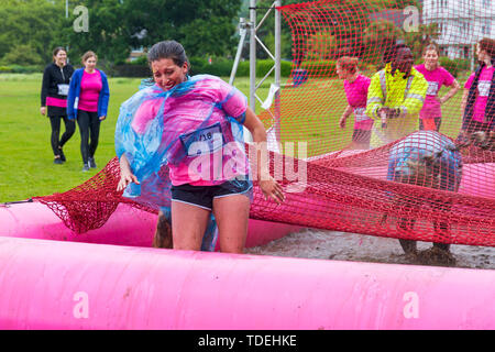 Baiter Park, Poole, Dorset, Regno Unito. Il 15 giugno 2019. Freddo umido giorno di gara per la vita piuttosto fangoso dove le donne, molti vestiti in rosa, unisciti alla lotta per sconfiggere il cancro e raccogliere fondi a favore della ricerca sul cancro del Regno Unito, il superamento degli ostacoli in tutto il 5km di corso e divertirsi sempre coperto di fango. Credito: Carolyn Jenkins/Alamy Live News Foto Stock