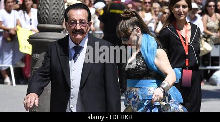 Siviglia, Spagna. Il 15 giugno, 2019. Gli ospiti arrivano al matrimonio di Sergio Ramos e Pilar Rubio in Siviglia, Sabato 16 Giugno 2019 Credit: CORDON PREMERE/Alamy Live News Foto Stock