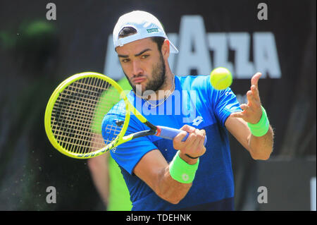Stuttgart, Germania. Il 15 giugno, 2019. Matteo Berrettini di Italia restituisce un colpo durante gli uomini singoli semifinale partita di ATP Mercedes Cup il torneo di tennis tra Jan-Lennard Struff della Germania e Matteo Berrettini di Italia a Stoccarda, Germania, il 15 giugno 2019. Credito: Philippe Ruiz/Xinhua/Alamy Live News Foto Stock