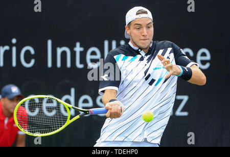Stuttgart, Germania. Il 15 giugno, 2019. Struff Jan-Lennard di Germania restituisce un colpo durante gli uomini singoli semifinale partita di ATP Mercedes Cup il torneo di tennis tra Jan-Lennard Struff della Germania e Matteo Berrettini di Italia a Stoccarda, Germania, il 15 giugno 2019. Credito: Philippe Ruiz/Xinhua/Alamy Live News Foto Stock