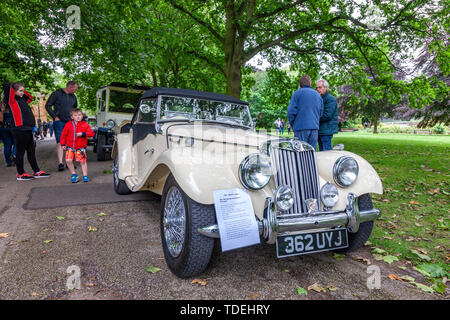 Northampton UK. Il 15 giugno 2019. Abington Park, veicoli sul display oggi al pubblico. Auto d'epoca, autobus e altri mezzi di trasporto parcheggiati intorno al museo per il pubblico a vista, la pioggia ha tenuto spento con un po' di pioggia a volte. Credito: Keith J Smith./Alamy Live Foto Stock