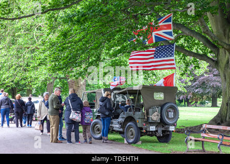 Northampton UK. Il 15 giugno 2019. Abington Park, veicoli sul display oggi al pubblico. Auto d'epoca, autobus e altri mezzi di trasporto parcheggiati intorno al museo per il pubblico a vista, la pioggia ha tenuto spento con un po' di pioggia a volte. Credito: Keith J Smith./Alamy Live Foto Stock