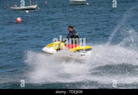 Castlehaven, West Cork, Irlanda, 15 giugno 2019, in un luminoso giorno caldo portato fuori il jet ski in Castlehaven Harbour, con giovani godersi la fresca aria fuori sull'acqua. Aphperspective credito/ Alamy Live News Foto Stock