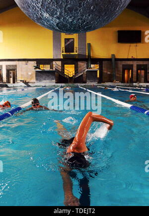 Milano, Italia. Il 15 giugno, 2019. Installazione di una Luna Giganta a Cozzi piscina (Maurizio Maule/fotogramma, Milano - 2019-06-15) p.s. la foto e' utilizzabile nel rispetto del contesto in cui e' stata scattata, e senza intento diffamatorio del decoro delle persone rappresentate Credit: Indipendente Photo Agency Srl/Alamy Live News Foto Stock