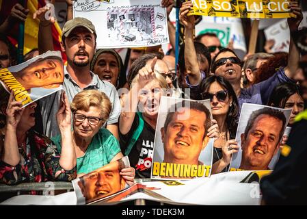 Barcellona, Spagna. Il 15 giugno, 2019. Barcellona, . 15 Juni, 2019: Catalano separatisti domanda 'libertà per i prigionieri politici' Gridare slogan e sollevamento di cartelli di fronte a Barcellona del Municipio mentre il catalano ex Ministro dell Interno, Jaquim Forn, assiste la riunione inaugurale del parlamento comunale. Forn è effettivamente in stato di custodia cautelare in attesa di un giudice supremo frase rivolto accuse sulla ribellione e sedizione in relazione con un bandito referendum sulla secessione e l'indipendenza voto al Parlamento catalano in ottobre 2017. Credito: Matthias Oesterle/Alamy Live News Foto Stock