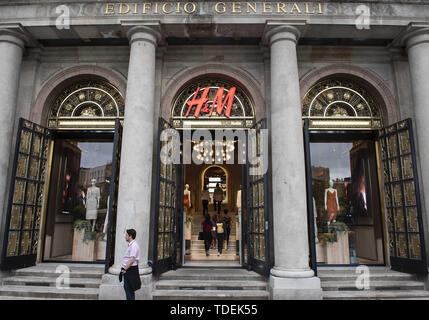 Barcellona, Spagna. 29 Maggio, 2019. Multinazionale svedese di abbigliamento al dettaglio design azienda Hennes & Mauritz, H&M, il negozio visto in Spagna. Credito: Budrul Chukrut SOPA/images/ZUMA filo/Alamy Live News Foto Stock