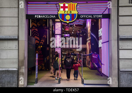 Barcellona, Spagna. 29 Maggio, 2019. I clienti che entrano in spagnolo Professional Football team il Futbol Club Barcelona store in Barcelona. Credito: Budrul Chukrut SOPA/images/ZUMA filo/Alamy Live News Foto Stock