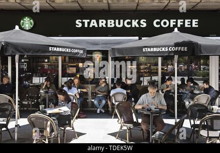 Barcellona, Spagna. 26 Maggio, 2019. I clienti a bere un caffè presso la multinazionale americana la catena Starbucks Coffee ristorante in Spagna. Credito: Budrul Chukrut SOPA/images/ZUMA filo/Alamy Live News Foto Stock