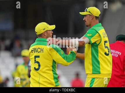 Londra, Regno Unito. Il 15 giugno, 2019. Aaron Finch e Mitchell Starc Australia di festeggiare la conquista la partita durante la Sri Lanka v Australia, ICC Cricket World Cup Match, alla Kia ovale, Londra, Inghilterra. Credito: Lo sport europeo Agenzia fotografica/Alamy Live News Foto Stock